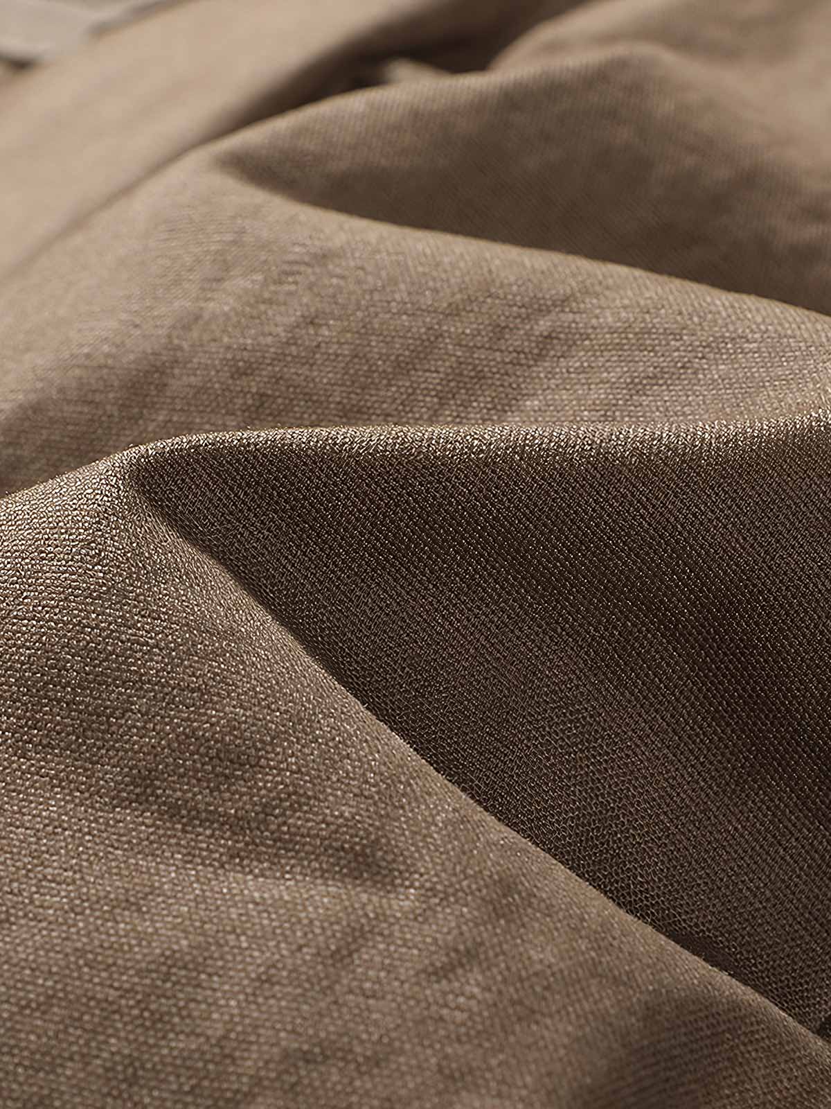 膝部分の補強ステッチと裾のドローストリングをクローズアップ