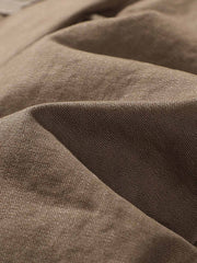 膝部分の補強ステッチと裾のドローストリングをクローズアップ