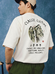 水墨画プリントTシャツのネックラインとダブルステッチのショルダーラインのクローズアップ。精緻なプリント技術と生地の質感が確認できる。