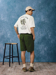 モデルが白色の『水墨丹青』短袖Tシャツを着用し、カジュアルパンツと合わせたスタイリングでポーズを取る画像。清潔感と芸術的な雰囲気を演出し、日常のさまざまな場面に適している。