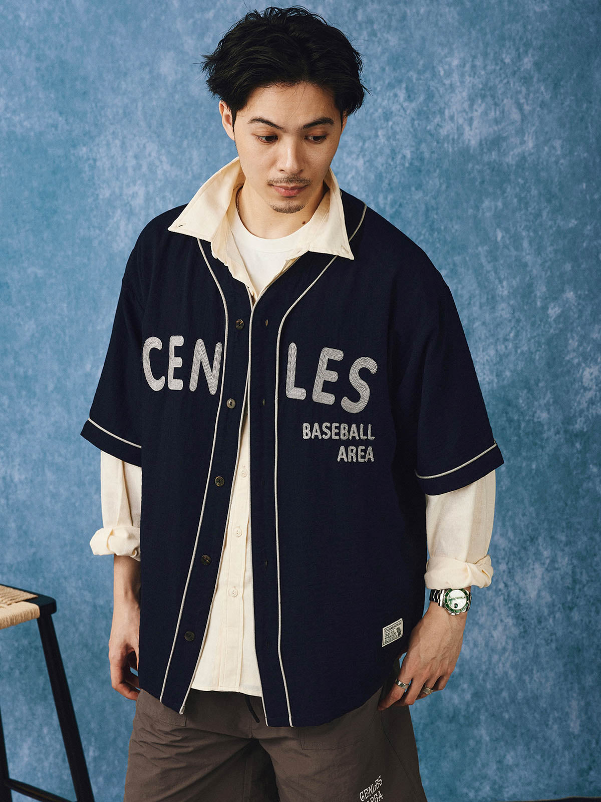 モデルがカジュアルパンツと合わせたレトロ野球シャツを着用しています。