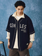 モデルがカジュアルパンツと合わせたレトロ野球シャツを着用しています。