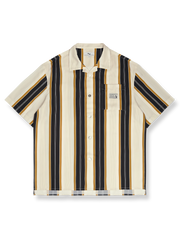 大胆な色使いとクラシックなストライプパターンが特徴のレトロスタイルの日本風ストライプハワイアン半袖シャツ。ゆったりとしたデザインで、着用時の快適さと自由度を提供します。