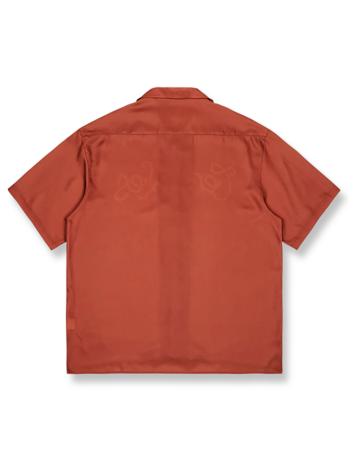 オレンジレッドの背景にレトロプリントが施されたキューバカラーの半袖シャツの正面ビュー。直線的でゆったりとしたカットが特徴で、リラックスしたカジュアルスタイルを提供します。