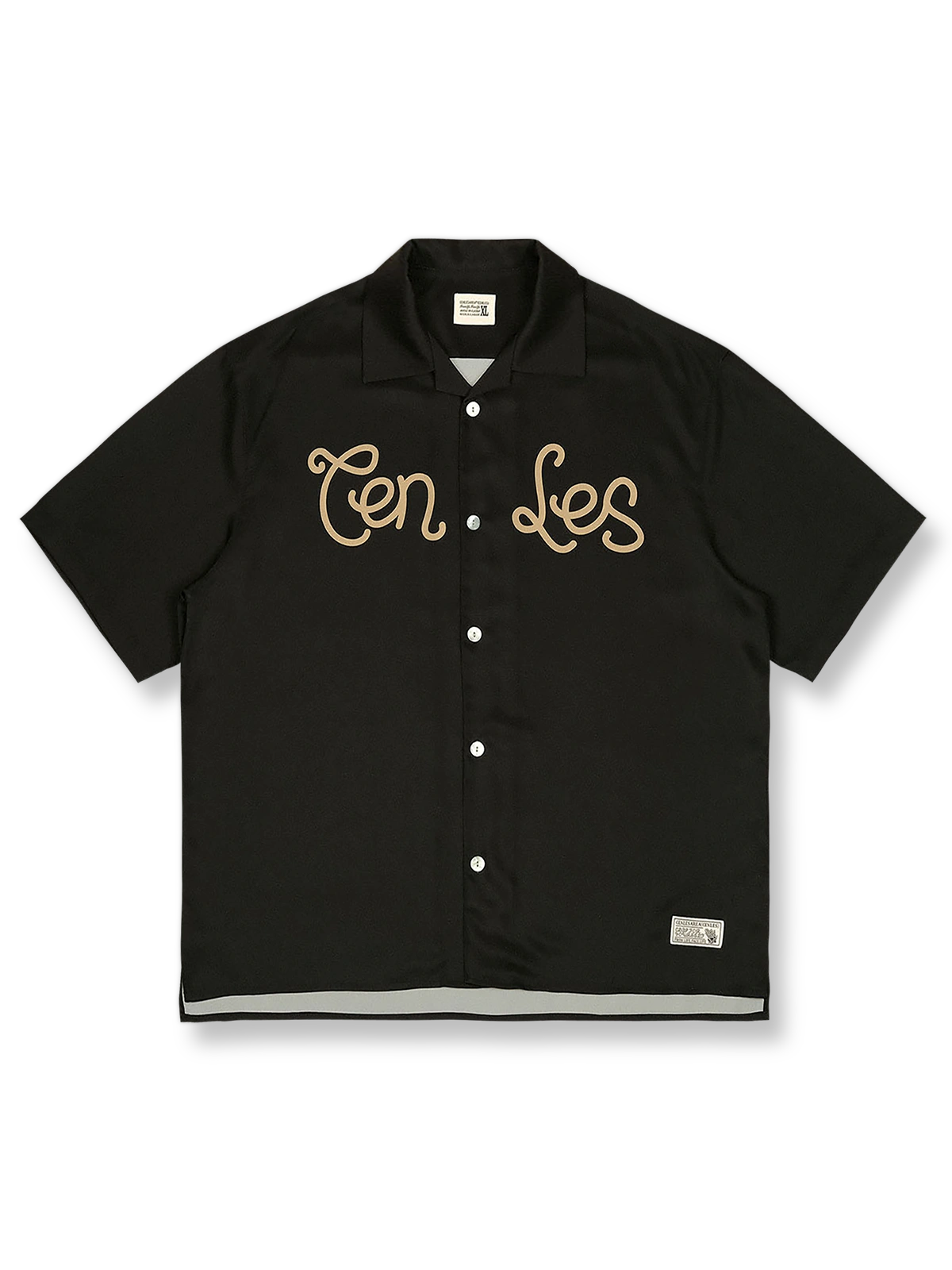 オレンジレッドの背景にレトロプリントが施されたキューバカラーの半袖シャツの正面ビュー。直線的でゆったりとしたカットが特徴で、リラックスしたカジュアルスタイルを提供します。