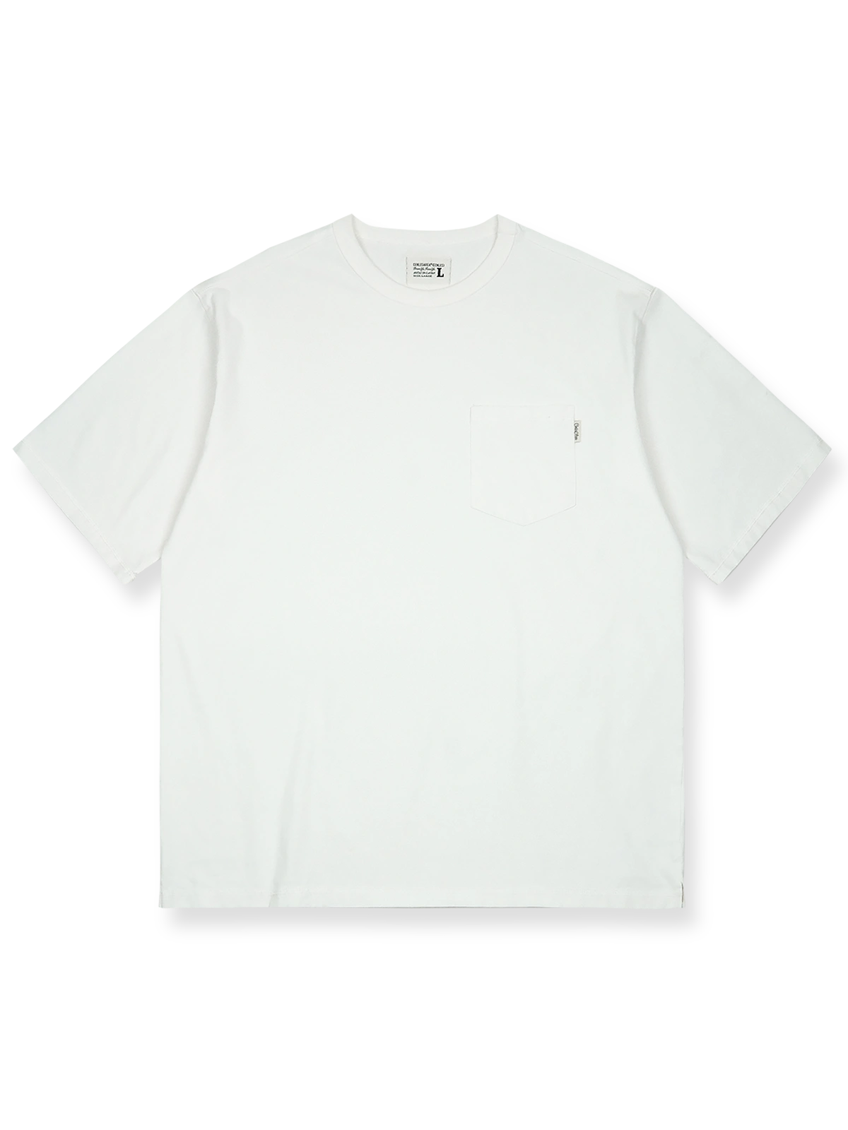 高密度ニットコットンを使用した重染洗ポケット付きショートスリーブTシャツの正面ビュー。ユニークなガーメントダイと酵素ウォッシュによる白化老化効果が特徴で、リラックスフィットが快適な着心地を提供します。