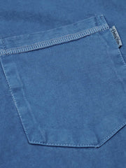 Tシャツの裾、袖口、肩部分に施されたハサミ目処理のクローズアップ。耐久性と立体感を向上させるデザインで、ガーメントダイによる色の変化と軽い起毛感がヴィンテージな雰囲気を際立たせます。