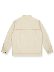 ジャケットのエンブロイダリーバッジのディテールをクローズアップで表示し、職人技が光る精巧な仕上がりを披露しています。