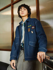 モデルがアメリカンヴィンテージ・エンブロイダリーバッジ付きショートジャケットを着用し、そのスタイリッシュでカジュアルな着こなしを披露しています。