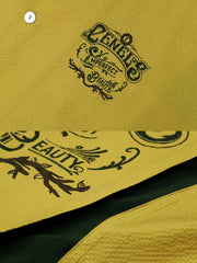 ボウリングシャツのヴィンテージスタイルプリントとコントラストパッチワークのクローズアップ。