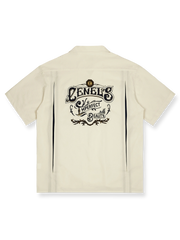 第二次世界大戦中の軍人たちにインスパイアされたオープンカラーデザインのボウリングシャツ。コントラストパッチワークとヴィンテージスタイルのプリントが特徴。