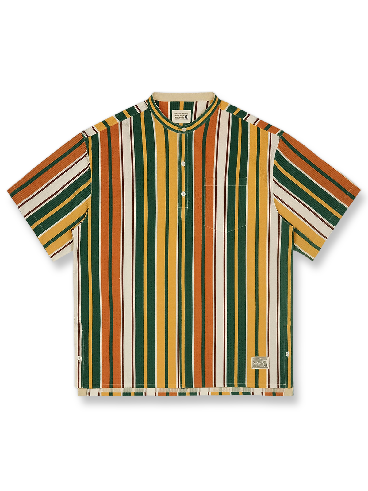 レトロアメリカンスタイルのシアサッカープルオーバーストライプ半袖シャツの正面ビュー、独特のストライプデザインとスタンドカラーの詳細を強調。