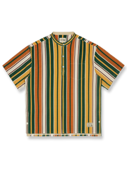 レトロアメリカンスタイルのシアサッカープルオーバーストライプ半袖シャツの正面ビュー、独特のストライプデザインとスタンドカラーの詳細を強調。