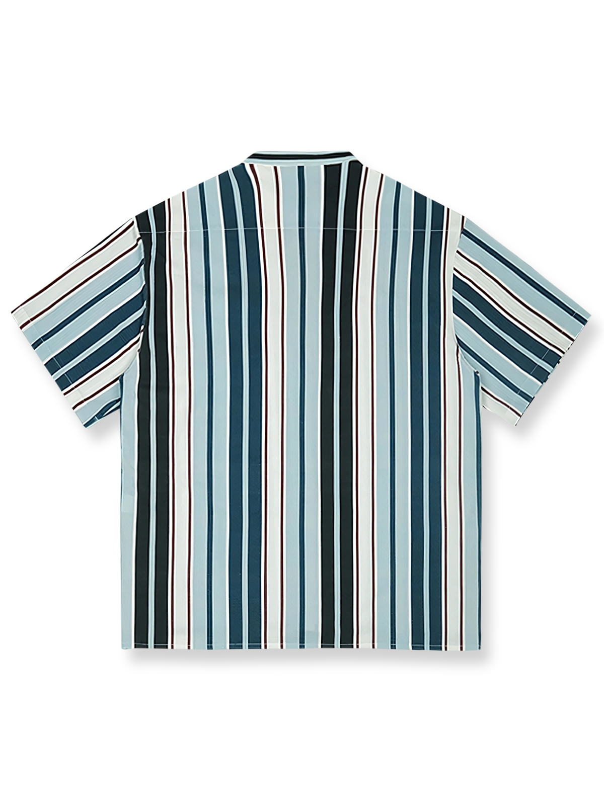 レトロアメリカンスタイルのシアサッカープルオーバーストライプ半袖シャツの正面ビュー、独特のストライプデザインとスタンドカラーの詳細を強調。