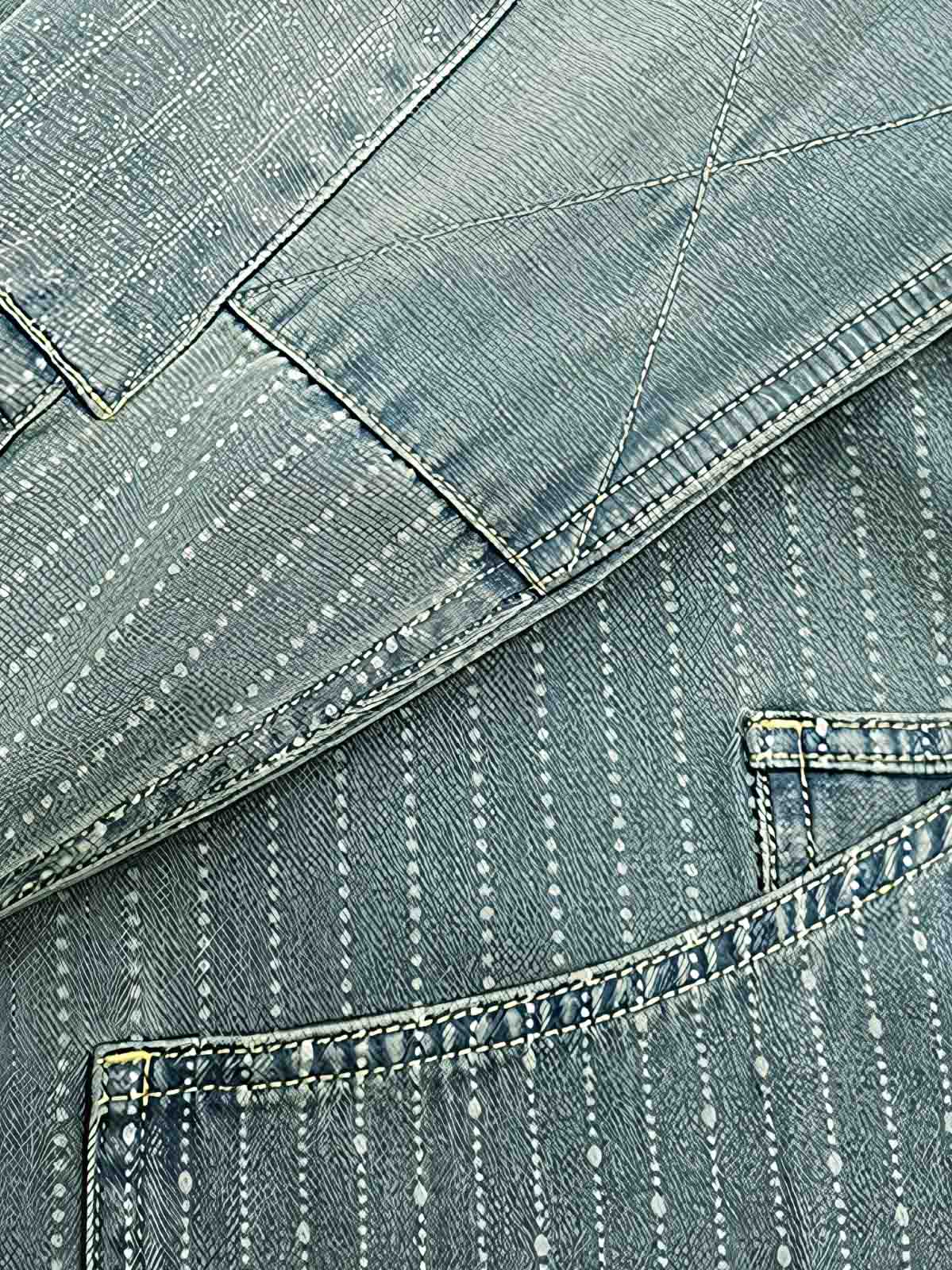 ジャケットのデニムストライプ生地とパッチワークディテールを特写で示し、デザインの独創性を強調。