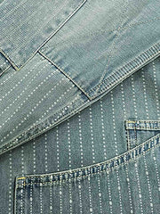 ジャケットのデニムストライプ生地とパッチワークディテールを特写で示し、デザインの独創性を強調。