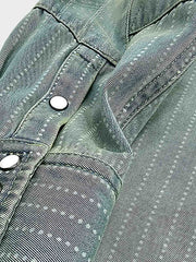 ジャケットのデニムストライプ生地とパッチワークディテールを特写で示し、デザインの独創性を強調。