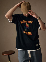 モデルがナイトオウルドリンカープリント半袖Tシャツを着用し、さまざまなスタイルのボトムスと合わせている