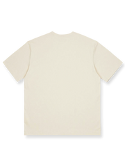 Tシャツのプリント柄と小さな襟のデザインディテール