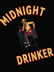 Tシャツのプリント柄と小さな襟のデザインディテール