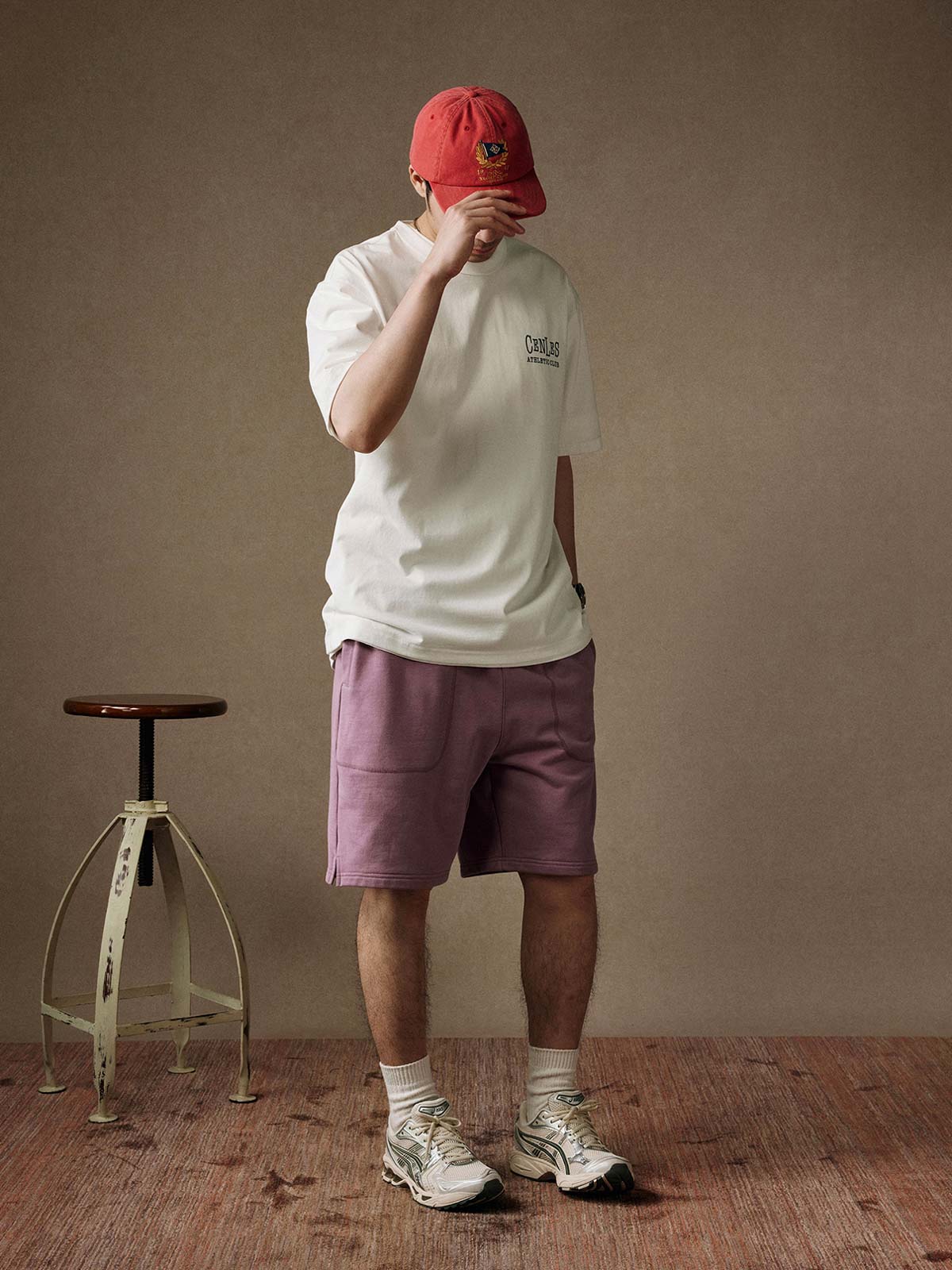 モデルがヘビーニットスポーツショーツを着用し、動きやすさを示している