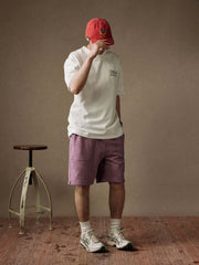 モデルがヘビーニットスポーツショーツを着用し、動きやすさを示している