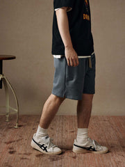 モデルがヘビーニットスポーツショーツを着用し、動きやすさを示している