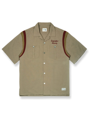 ワークアウトドアボウリング半袖シャツの正面全体図、カーキグリーンのカラーを展示