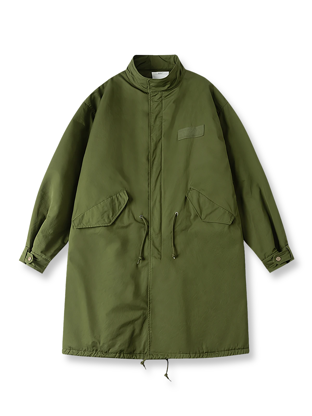 製品画像: M-65改良型 厚手パーカーコート(ロング)の正面全体画像。クラシックなM-65ミリタリーデザインを基に改良されたコートで、厚手の中綿入り構造が保温性を高め、寒冷地にも対応。シンプルながら存在感のあるデザインが特徴。
詳細画像: M-65改良型 厚手パーカーコート(ロング)のディテールクローズアップ画像。ウエストライン調整が可能なドローコードと、鍵やスマートフォンなどの収納に便利な多機能ポケットのデザインが映える。防風性を考慮した耐久性の高いコットン素材の質感が際立つ。