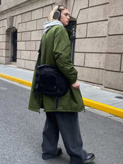 詳細画像: M-65改良型 厚手パーカーコート(ロング)のディテールクローズアップ画像。ウエストライン調整が可能なドローコードと、鍵やスマートフォンなどの収納に便利な多機能ポケットのデザインが映える。防風性を考慮した耐久性の高いコットン素材の質感が際立つ。
モデル画像: モデルが着用した**M-65改良型 厚手パーカーコート(ロング)**の全身コーディネートイメージ。ゆったりとしたシルエットとクラシックなミリタリースタイルを合わせ、ブーツやカジュアルシューズと相性抜群。アウトドアから日常使いまで幅広いシーンに対応する冬のスタイリング例。