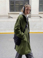 詳細画像: M-65改良型 厚手パーカーコート(ロング)のディテールクローズアップ画像。ウエストライン調整が可能なドローコードと、鍵やスマートフォンなどの収納に便利な多機能ポケットのデザインが映える。防風性を考慮した耐久性の高いコットン素材の質感が際立つ。
モデル画像: モデルが着用した**M-65改良型 厚手パーカーコート(ロング)**の全身コーディネートイメージ。ゆったりとしたシルエットとクラシックなミリタリースタイルを合わせ、ブーツやカジュアルシューズと相性抜群。アウトドアから日常使いまで幅広いシーンに対応する冬のスタイリング例。