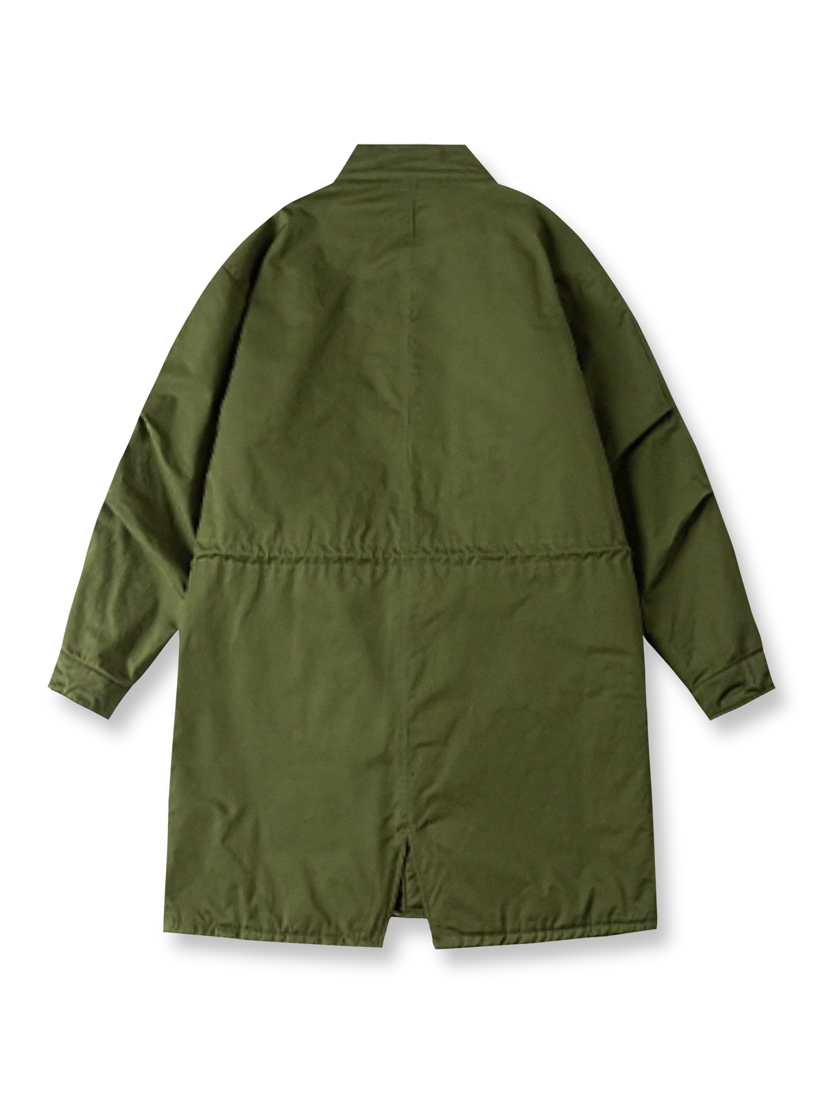 製品画像: M-65改良型 厚手パーカーコート(ロング)の正面全体画像。クラシックなM-65ミリタリーデザインを基に改良されたコートで、厚手の中綿入り構造が保温性を高め、寒冷地にも対応。シンプルながら存在感のあるデザインが特徴。
詳細画像: M-65改良型 厚手パーカーコート(ロング)のディテールクローズアップ画像。ウエストライン調整が可能なドローコードと、鍵やスマートフォンなどの収納に便利な多機能ポケットのデザインが映える。防風性を考慮した耐久性の高いコットン素材の質感が際立つ。