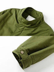 製品画像: M-65改良型 厚手パーカーコート(ロング)の正面全体画像。クラシックなM-65ミリタリーデザインを基に改良されたコートで、厚手の中綿入り構造が保温性を高め、寒冷地にも対応。シンプルながら存在感のあるデザインが特徴。
詳細画像: M-65改良型 厚手パーカーコート(ロング)のディテールクローズアップ画像。ウエストライン調整が可能なドローコードと、鍵やスマートフォンなどの収納に便利な多機能ポケットのデザインが映える。防風性を考慮した耐久性の高いコットン素材の質感が際立つ。