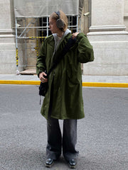 詳細画像: M-65改良型 厚手パーカーコート(ロング)のディテールクローズアップ画像。ウエストライン調整が可能なドローコードと、鍵やスマートフォンなどの収納に便利な多機能ポケットのデザインが映える。防風性を考慮した耐久性の高いコットン素材の質感が際立つ。
モデル画像: モデルが着用した**M-65改良型 厚手パーカーコート(ロング)**の全身コーディネートイメージ。ゆったりとしたシルエットとクラシックなミリタリースタイルを合わせ、ブーツやカジュアルシューズと相性抜群。アウトドアから日常使いまで幅広いシーンに対応する冬のスタイリング例。