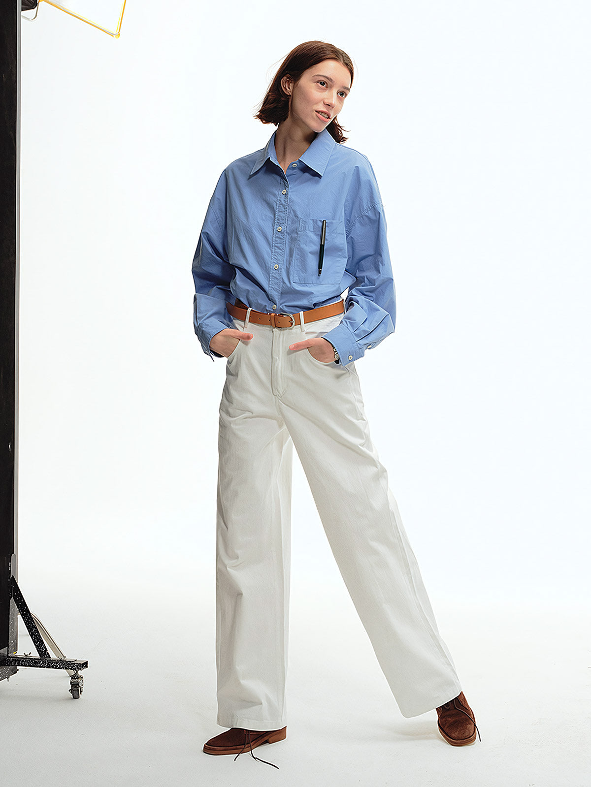 詳細画像: ウエスト部分とジッパーのディテール特写。ウィービング織りによる高級感と耐久性、細部まで丁寧に仕上げられたジッパーとハイウエストデザインが強調されています。
モデル画像: スラックスとシャツを組み合わせたシンプルでレトロなスタイル。スリム見え効果を強調し、清潔感とシャープな印象を演出。