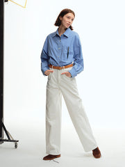 詳細画像: ウエスト部分とジッパーのディテール特写。ウィービング織りによる高級感と耐久性、細部まで丁寧に仕上げられたジッパーとハイウエストデザインが強調されています。
モデル画像: スラックスとシャツを組み合わせたシンプルでレトロなスタイル。スリム見え効果を強調し、清潔感とシャープな印象を演出。