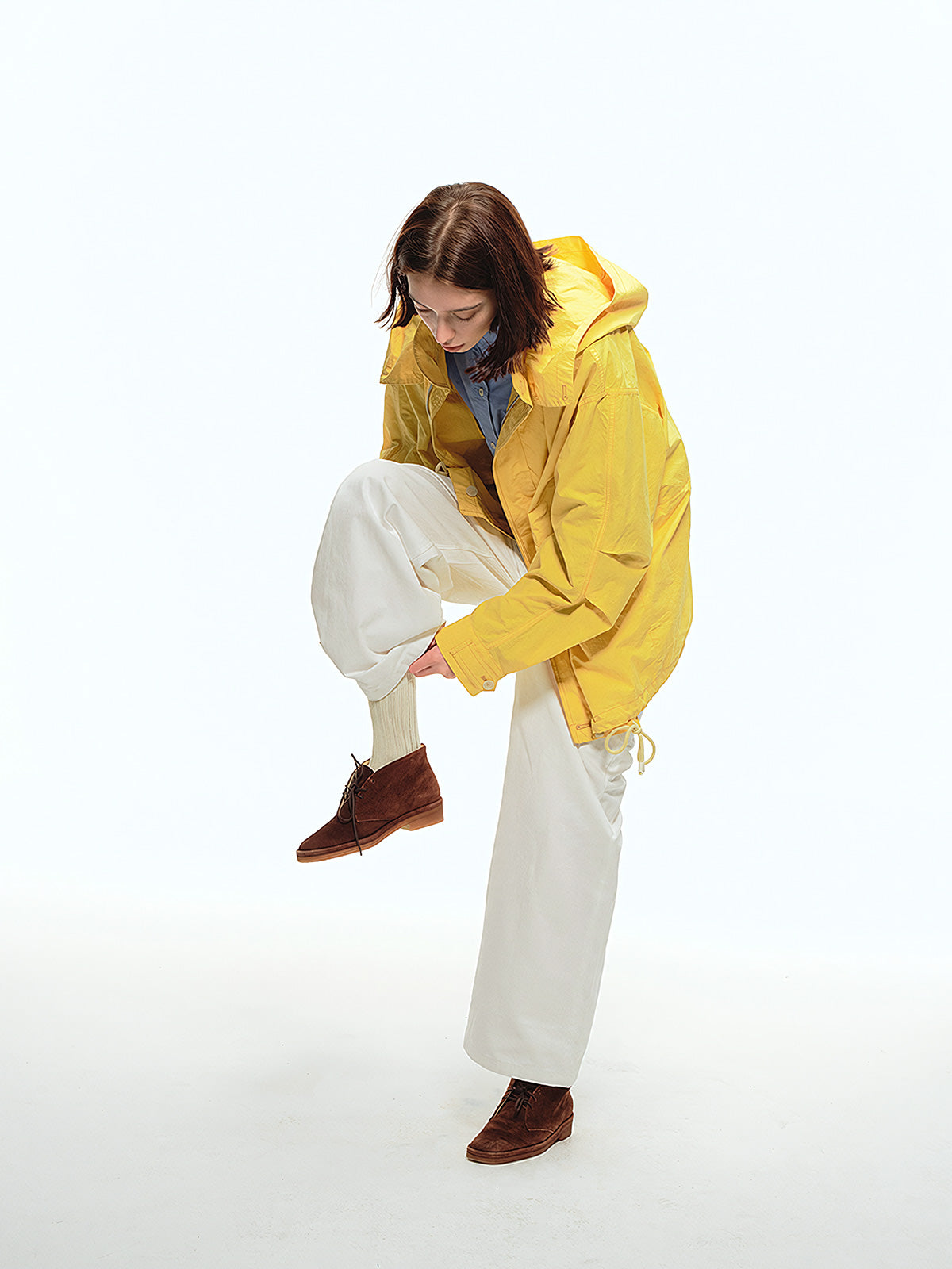 詳細画像: ウエスト部分とジッパーのディテール特写。ウィービング織りによる高級感と耐久性、細部まで丁寧に仕上げられたジッパーとハイウエストデザインが強調されています。
モデル画像: スラックスとシャツを組み合わせたシンプルでレトロなスタイル。スリム見え効果を強調し、清潔感とシャープな印象を演出。