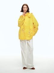 詳細画像: ウエスト部分とジッパーのディテール特写。ウィービング織りによる高級感と耐久性、細部まで丁寧に仕上げられたジッパーとハイウエストデザインが強調されています。
モデル画像: スラックスとシャツを組み合わせたシンプルでレトロなスタイル。スリム見え効果を強調し、清潔感とシャープな印象を演出。