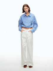 詳細画像: ウエスト部分とジッパーのディテール特写。ウィービング織りによる高級感と耐久性、細部まで丁寧に仕上げられたジッパーとハイウエストデザインが強調されています。
モデル画像: スラックスとシャツを組み合わせたシンプルでレトロなスタイル。スリム見え効果を強調し、清潔感とシャープな印象を演出。