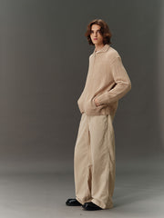 詳細画像: コーデュロイ素材のディテールと裾デザインを映したクローズアップ画像。製品染め加工による深みのあるカラーと、ワイドシルエットの滑らかなラインが際立つ。
モデル画像: モデルが着用したコーデュロイワイドパンツの日常スタイリング例。ヴィンテージ感を漂わせるコーデュロイ素材が、シャツやスウェットとの組み合わせで多用途なスタイルを提供。秋冬のコーディネートに最適。