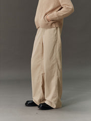 詳細画像: コーデュロイ素材のディテールと裾デザインを映したクローズアップ画像。製品染め加工による深みのあるカラーと、ワイドシルエットの滑らかなラインが際立つ。
モデル画像: モデルが着用したコーデュロイワイドパンツの日常スタイリング例。ヴィンテージ感を漂わせるコーデュロイ素材が、シャツやスウェットとの組み合わせで多用途なスタイルを提供。秋冬のコーディネートに最適。