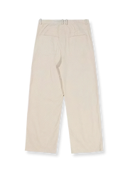 製品画像: 14ウェールのコットンコーデュロイ素材を使用したワイドパンツの全体画像。柔らかな肌触りと自然なドレープ感が魅力的で、通勤やカジュアルシーンにぴったりの一着。
詳細画像: コーデュロイ素材のディテールと裾デザインを映したクローズアップ画像。製品染め加工による深みのあるカラーと、ワイドシルエットの滑らかなラインが際立つ。