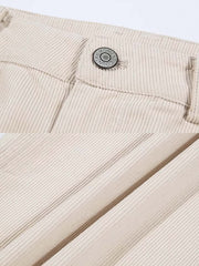 製品画像: 14ウェールのコットンコーデュロイ素材を使用したワイドパンツの全体画像。柔らかな肌触りと自然なドレープ感が魅力的で、通勤やカジュアルシーンにぴったりの一着。
詳細画像: コーデュロイ素材のディテールと裾デザインを映したクローズアップ画像。製品染め加工による深みのあるカラーと、ワイドシルエットの滑らかなラインが際立つ。