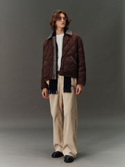 詳細画像: コーデュロイ素材のディテールと裾デザインを映したクローズアップ画像。製品染め加工による深みのあるカラーと、ワイドシルエットの滑らかなラインが際立つ。
モデル画像: モデルが着用したコーデュロイワイドパンツの日常スタイリング例。ヴィンテージ感を漂わせるコーデュロイ素材が、シャツやスウェットとの組み合わせで多用途なスタイルを提供。秋冬のコーディネートに最適。