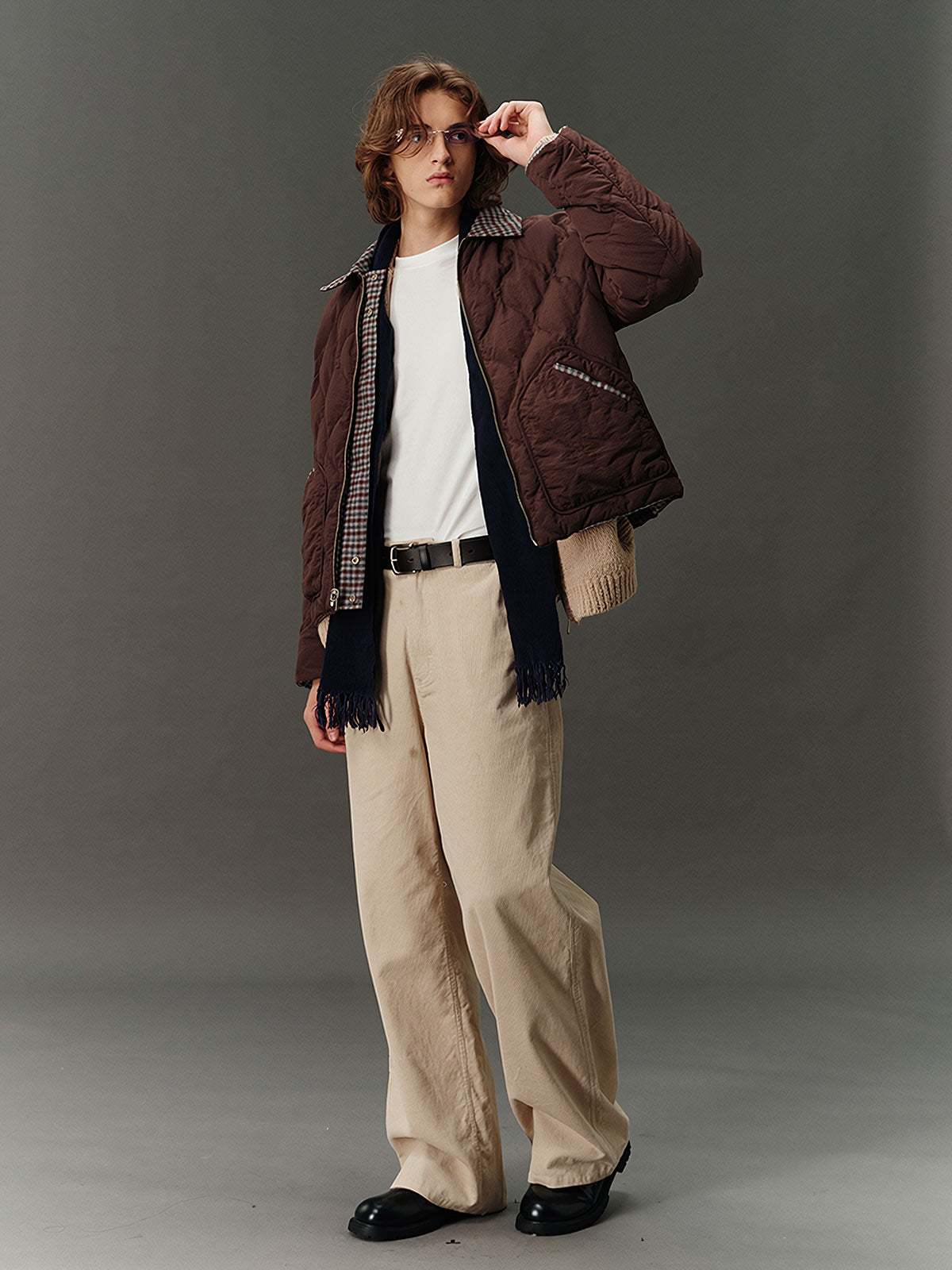 詳細画像: コーデュロイ素材のディテールと裾デザインを映したクローズアップ画像。製品染め加工による深みのあるカラーと、ワイドシルエットの滑らかなラインが際立つ。
モデル画像: モデルが着用したコーデュロイワイドパンツの日常スタイリング例。ヴィンテージ感を漂わせるコーデュロイ素材が、シャツやスウェットとの組み合わせで多用途なスタイルを提供。秋冬のコーディネートに最適。