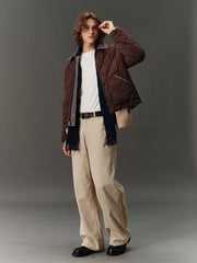 詳細画像: コーデュロイ素材のディテールと裾デザインを映したクローズアップ画像。製品染め加工による深みのあるカラーと、ワイドシルエットの滑らかなラインが際立つ。
モデル画像: モデルが着用したコーデュロイワイドパンツの日常スタイリング例。ヴィンテージ感を漂わせるコーデュロイ素材が、シャツやスウェットとの組み合わせで多用途なスタイルを提供。秋冬のコーディネートに最適。