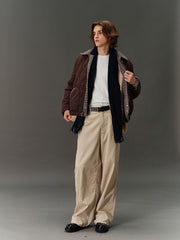 詳細画像: コーデュロイ素材のディテールと裾デザインを映したクローズアップ画像。製品染め加工による深みのあるカラーと、ワイドシルエットの滑らかなラインが際立つ。
モデル画像: モデルが着用したコーデュロイワイドパンツの日常スタイリング例。ヴィンテージ感を漂わせるコーデュロイ素材が、シャツやスウェットとの組み合わせで多用途なスタイルを提供。秋冬のコーディネートに最適。