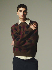 詳細画像: ダイヤ柄の滑らかな編み地のディテールクローズアップ画像。軽量で柔らかい混紡素材が持つ快適さと暖かさを示す。
モデル画像: ダイヤ柄クルーネックニットを着用したモデルによるカジュアルコーディネートイメージ。デニムやワークパンツとの組み合わせでレトロなスタイルを楽しめる。