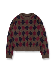 製品画像: クラシックなダイヤ柄と柔らかな混紡素材を使用したクルーネックニットの正面全体画像。シンプルで上品なデザインが特徴的な一着。
詳細画像: ダイヤ柄の滑らかな編み地のディテールクローズアップ画像。軽量で柔らかい混紡素材が持つ快適さと暖かさを示す。