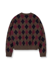 製品画像: クラシックなダイヤ柄と柔らかな混紡素材を使用したクルーネックニットの正面全体画像。シンプルで上品なデザインが特徴的な一着。
詳細画像: ダイヤ柄の滑らかな編み地のディテールクローズアップ画像。軽量で柔らかい混紡素材が持つ快適さと暖かさを示す。